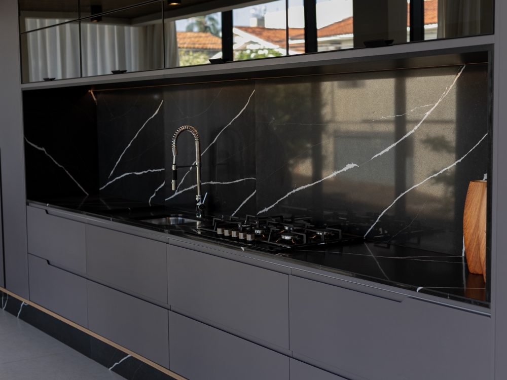 Cozinha escura com veios Silestone